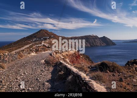 Panoramablick aus der Vogelperspektive auf die Caldera Cliffs auf Santorini Island, Griechenland - Wanderweg Fira nach Oia - Vulkan Stockfoto