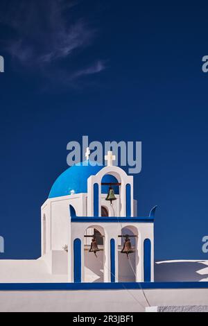 St. Mark Heilige orthodoxe Kapelle mit drei Glockenturm und blauer Kuppel - Insel Santorin, Griechenland Stockfoto
