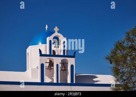 St. Mark Heilige orthodoxe Kapelle mit drei Glockenturm und blauer Kuppel - Insel Santorin, Griechenland Stockfoto