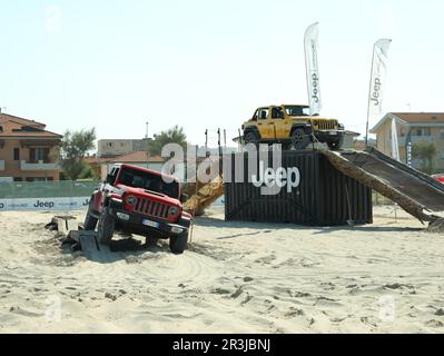 SENIGALLIA, ITALIEN - 22. JULI 2022: Jeep-Probefahrt auf Sand im Freien. Fahrzeugpräsentation Stockfoto