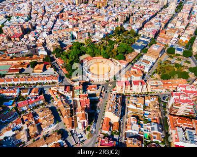 Panoramablick über das Stadtzentrum von Fuengirola aus der Vogelperspektive. Fuengirola ist eine Stadt in der Provinz Malaga in Andalusien, Spanien. Stockfoto