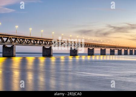 Teil der berühmten Öresundbrücke zwischen Dänemark und Schweden nach Sonnenuntergang Stockfoto