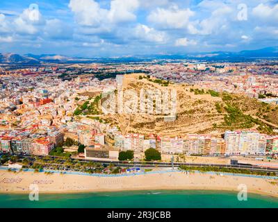 Panoramablick auf den Strand von Alicante. Alicante ist eine Stadt in der spanischen Region Valencia. Stockfoto