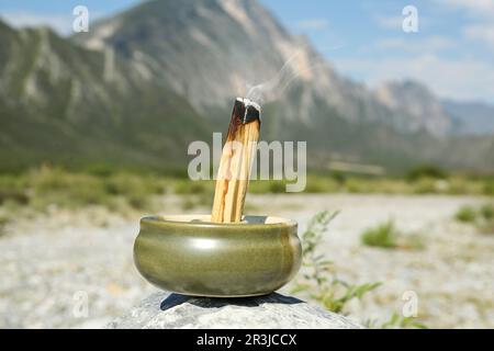 Brennender palo santo klebt in hohen Bergen Stockfoto