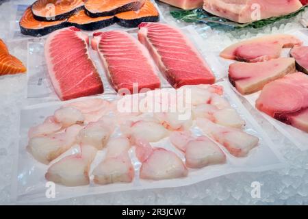 Verschiedene Fischfilets zum Verkauf auf einem spanischen Markt Stockfoto