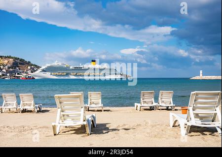 Kusadasi-Kreuzfahrtschiff vor Anker Stockfoto