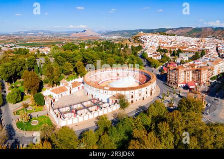 Stierkampfarena oder Plaza de Toros Gebäude mit Panoramablick auf Antequera. Antequera ist eine Stadt in der Provinz Malaga, der Gemeinde Andalusien in Südkorea Stockfoto