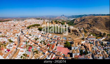 Alcazaba von Antequera aus der Vogelperspektive. Die Alcazaba von Antequera ist eine maurische Festung in der Stadt Antequera in der Provinz Malaga, der Gemeinde Stockfoto