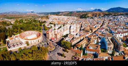 Plaza de Castilla und Puerta de Estepa Tor mit unvergleichlichem Panoramablick auf Antequera. Antequera ist eine Stadt in der Provinz Malaga, der Gemeinde von Stockfoto