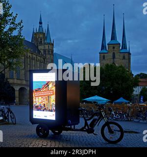 Neonschild am Cargo Bike am Domplatz am Abend, Erfurt, Thüringen, Deutschland, Europa Stockfoto