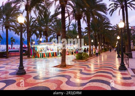 Promenade in der Nähe des Hafens von Alicante. Alicante ist eine Stadt in der spanischen Region Valencia. Stockfoto