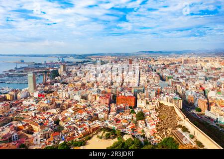 Panoramablick vom Stadtzentrum von Alicante aus der Vogelperspektive. Alicante ist eine Stadt in der spanischen Region Valencia. Stockfoto