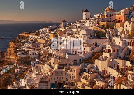 Wunderschöne Aussicht von der alten Burg des Dorfes Oia mit traditionellen weißen Häusern und Windmühlen auf der Insel Santorin im Ägäischen Meer Stockfoto