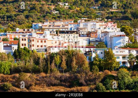 Panoramablick auf Lanjaron aus der Vogelperspektive. Lanjaron ist eine Stadt in der Region Alpujarras in der Provinz Granada in Andalusien, Spanien. Stockfoto