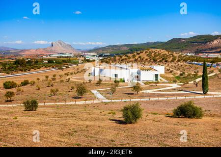 Archäologische Dolmen von Antequera Museum. Der Dolmen von Menga ist ein megalithischer Grabhügel namens Tumulus, eine lange Schubkarre von Dolmen. Stockfoto