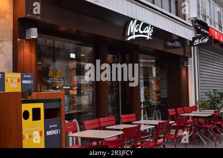 Paris, Frankreich - 10. Dezember 2022: McCafe mit Sitzgelegenheiten im Freien Stockfoto