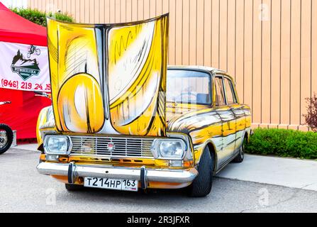 Samara, Russland - 14. Mai 2023: Altes russisches Moskvich-412-Fahrzeug auf einer lokalen Automesse. Stockfoto