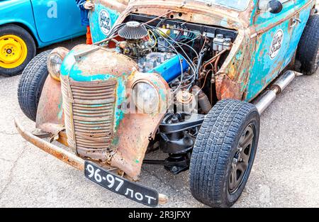 Samara, Russland - 14. Mai 2023: Individuelles klassisches Hot-Rod-Fahrzeug mit abgestimmtem Motor. Hergestellt auf der Basis eines rostigen sowjetischen Moskvich 400-Fahrzeugs Stockfoto