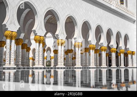 Die Scheich-Zayid-Moschee oder Weiße Moschee ist eine der größten Moscheen der Welt und ein architektonisches Meisterwerk. Scheich-Zayid-Moschee in Abu Dhab Stockfoto