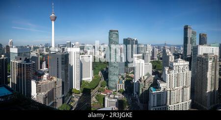 Kuala Lumpur, Malaysia - 22. Februar 2023: Panoramablick aus der Vogelperspektive auf das Stadtzentrum von Kuala Lumpur mit dem höchsten Wolkenkratzer. Stadtbild von Kuala Lumpur Stockfoto
