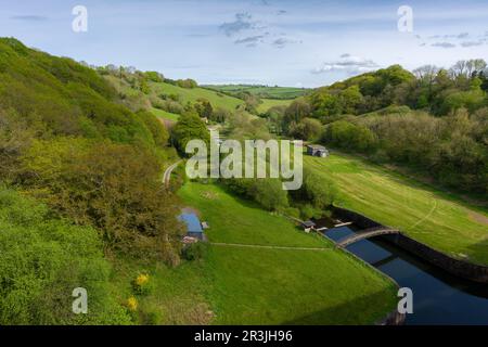 Der Blick über den River Tone vom Clatworthy Reservoir Damm in den Brendon Hills, Somerset, England. Stockfoto