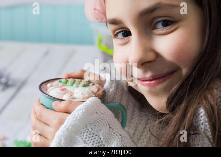 Weihnachten heiße Schokolade mit Schneemann-Marshmallow im Becher Stockfoto