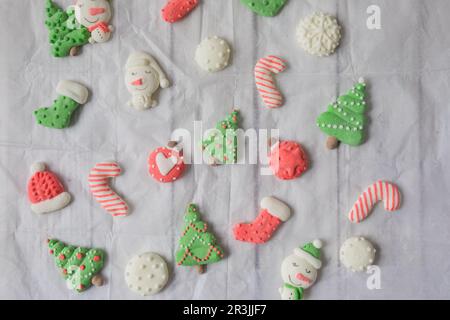 Weihnachtlich dekorierter handgemachter Marshmallow von oben auf dem Tisch Stockfoto