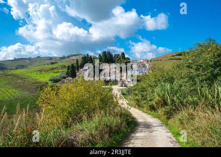 Der kleine Friedhof des Dorfes Gibellina Vecchia in Sizilien Stockfoto