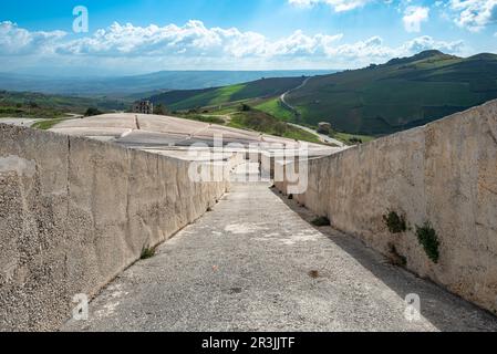 Spektakuläre Kunst in der Landschaft Siziliens. Das Dorf Gibellina unter weißem Zement Stockfoto