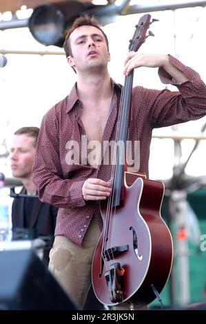 Imola Italien 2002-06-16: Joe Peet Bassist von Cousteau beim Heineken Jammin Festival 2002 Stockfoto