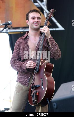 Imola Italien 2002-06-16: Joe Peet Bassist von Cousteau beim Heineken Jammin Festival 2002 Stockfoto