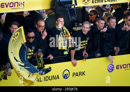 Dortmund, Deutschland. 24. Mai 2023. Borussia Dortmund auf dem Weg zur deutschen Meisterschaft nach 11 Jahren. ARCHIVFOTO: VL Goalwart Roman WEIDENFELLER, Moritz LEITNER, Teammanager Fritz LUENSCHERMANN (Lâ?NSCHERMANN), Kevin GROSSKREUTZ, Florian KRINGE, Lukasz PISZCZEK, Jakub 'KUBA' BLASZCZYKOWSKI (alle DO) auf dem beweglichen Van, jubilän, halbe Figur, halbe Figur, Joy, Cheers, Football 1. Bundesliga, BV Borussia Dortmund (DO) - Meisterschaftsfeier 2012 auf dem Borsigplatz am 13. Mai 2012 in Dortmund, Staffel 1112 Gutschein: dpa/Alamy Live News Stockfoto