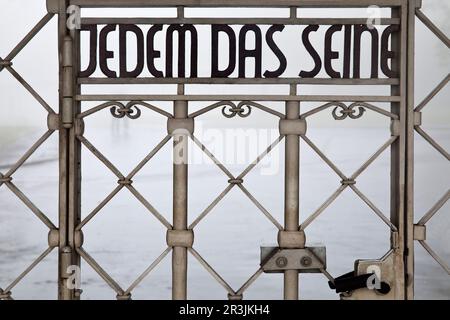 Eingangstor zum KZ Buchenwald mit dem Spruch, dass es jedem gehört, Weimar Deutschland Stockfoto