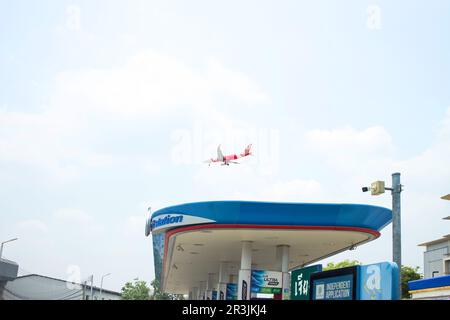 Pathum Thani, Thailand - April 8 2023: Flugzeug bereitet sich auf die Landung am Don Mueang International Airport in Pathum Thani vor. Stockfoto