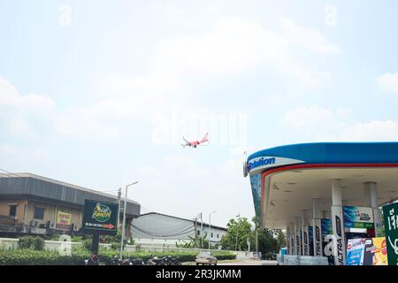 Pathum Thani, Thailand - April 8 2023: Flugzeug bereitet sich auf die Landung am Don Mueang International Airport in Pathum Thani vor. Stockfoto