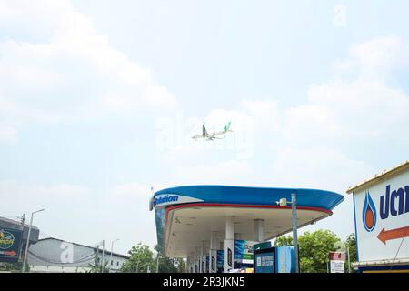 Pathum Thani, Thailand - April 8 2023: Flugzeug bereitet sich auf die Landung am Don Mueang International Airport in Pathum Thani vor. Stockfoto