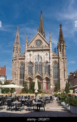 Der Kirchentempel Saint-Etienne RÃ Place de la Méunion in der französischen Altstadt von Mulhouse Stockfoto