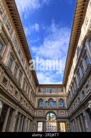 Die Uffizien in Florenz, Italien: Blick auf den engen Innenhof zwischen den beiden Flügeln des Schlosses. Stockfoto