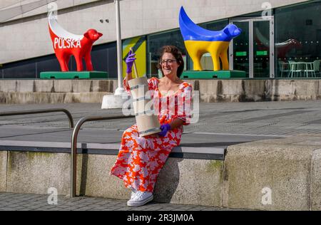 Kay Jones, Leitender Kurator im Museum of Liverpool, hält die von Mel Giedroyc während des Grand Finales von Eurovision 2023 verwendete Milchabfuhr, die nach dem Erwerb durch das Museum of Liverpool ausgestellt wurde. Bilddatum: Mittwoch, 24. Mai 2023. Stockfoto