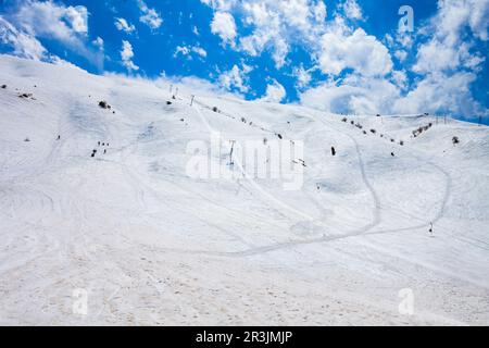 Skipiste am Beldersay-Berg in der Chimgan-Region des Tian Shan-Gebirges in der Nähe der Stadt Taskent in Usbekistan Stockfoto