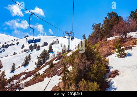 Seilbahn zum Berg Beldersay in der Region Chimgan in der Nähe der Stadt Taskent in Usbekistan im Frühjahr Stockfoto