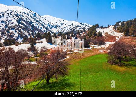 Seilbahn zum Berg Beldersay in der Region Chimgan in der Nähe der Stadt Taskent in Usbekistan im Frühjahr Stockfoto