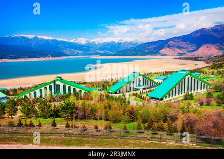 Chorvoq Oromgohi oder Pyramids Hotel in der Nähe des Lake Charvak, einem Wasserreservoir in der Region Chimgan in der Nähe der Stadt Taskent in Usbekistan Stockfoto