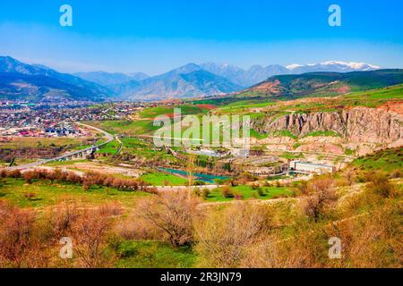 Charvak und Xojikent Stadt und Chirchiq Fluss in der Tian Shan oder Tengri Tagh Bergkette in der Nähe von Taskent Stadt in Usbekistan in Zentralasien Stockfoto