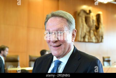 Karlsruhe, Deutschland. 24. Mai 2023. Wolfram Schädler, Rechtsanwalt des gemeinsamen Klägers im Spezialverfahren, steht während einer mündlichen Anhörung des Bundesverfassungsgerichts im Gerichtssaal. Das Bundesverfassungsgericht prüft derzeit die neue Verordnung zur Wiederaufnahme des Strafverfahrens. Seit Ende 2021 sieht die Strafprozessordnung (Abschnitt 362) vor, dass bei schwersten Straftaten, wie etwa Mord, ein abgeschlossenes Verfahren gegen den Beklagten wieder eröffnet werden kann, wenn neue Beweise ans Licht kommen. Kredit: Bernd Weißbrod/dpa/Alamy Live News Stockfoto