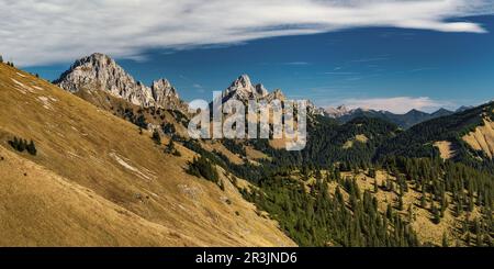 Panorama Tannheimer Tal Bergkette mit den Bergen Rote FlÃ¼h, Gimpel, KÃ¶llenspitze (Kellenspitze) Stockfoto