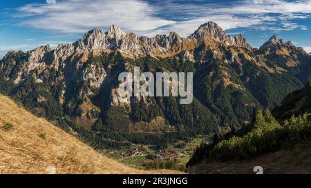 Tannheimer Tal Gebirgskette mit den Bergen Rote FlÃ¼h, Gimpel, KÃ¶llenspitze (Kellenspitze) Stockfoto