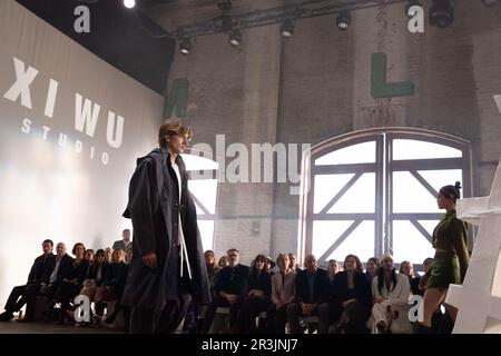 Sydney, Australien. 19. Mai 2023. Models präsentieren Kreationen des chinesisch-australischen Designers Xizhu Wu während der Australian Fashion Week in Sydney, Australien, am 19. Mai 2023. PASSEND zu „Feature: Chinese-Australian Modedesigner kreiert bikulturelle „Nostalgie“-Kollektion“ Kredit: HU Jingchen/Xinhua/Alamy Live News Stockfoto