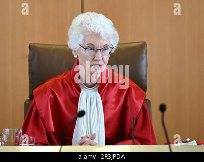 Karlsruhe, Deutschland. 24. Mai 2023. Doris König, Vorsitzende des Zweiten Senats des Bundesverfassungsgerichts, spricht in einer mündlichen Anhörung. Das Bundesverfassungsgericht prüft derzeit die neue Verordnung zur Wiederaufnahme des Strafverfahrens. Seit Ende 2021 sieht die Strafprozessordnung (Abschnitt 362) vor, dass im Falle der schwersten Straftaten, wie etwa Mord, abgeschlossene Verfahren zum Nachteil des Angeklagten wieder eröffnet werden können, wenn neue Beweise vorliegen. Kredit: Bernd Weißbrod/dpa/Alamy Live News Stockfoto