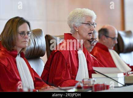 Karlsruhe, Deutschland. 24. Mai 2023. Doris König (m), Vorsitzende des Zweiten Senats des Bundesverfassungsgerichts, spricht in einer mündlichen Anhörung. Richter Astrid Wallrabenstein sitzt links. Das Bundesverfassungsgericht prüft derzeit die neue Verordnung zur Wiederaufnahme des Strafverfahrens. Seit Ende 2021 sieht die Strafprozessordnung (Abschnitt 362) vor, dass bei schwersten Straftaten, wie etwa Mord, ein abgeschlossenes Verfahren gegen den Beklagten wieder eröffnet werden kann, wenn neue Beweise ans Licht kommen. Kredit: Bernd Weißbrod/dpa/Alamy Live News Stockfoto